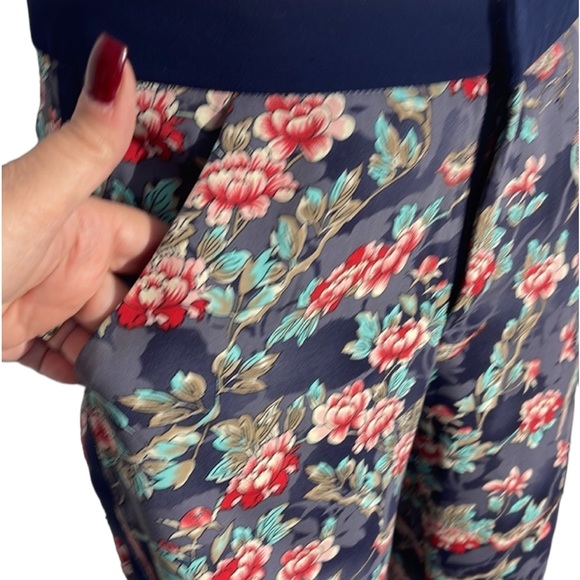 Elevenses - Anthropologie pants. Flowered print on grey background. Size 4 - Picture 2 of 16